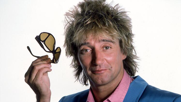 So ließ sich Rod Stewart im Juni 1984 von Hervé Tardy fotografieren. Damals war der Sänger 39 Jahre alt und blickte bereits auf eine lange Karriere voller legendärer Bandstationen zurück. Letztendlich wurde er jedoch zu groß für alle Bands, in denen er spielte. Im Januar 2025 vollendete der Londoner mit schottischen Wurzeln sein 80. Lebensjahr.
