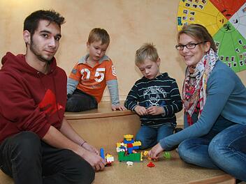 Andreas Wittmann und Lisa Neumeister haben gut lachen, denn Dank des finanziellen Engagements der evangelischen Kirchengemeinde und der politischen Gemeinde Untersteinach können sie sich über einen Ausbildungsplatz im Kindergarten freuen. Foto: Sonja Adam