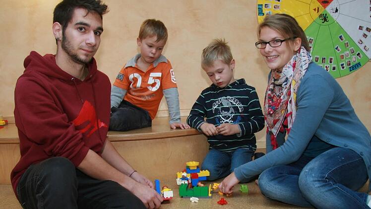 Andreas Wittmann und Lisa Neumeister haben gut lachen, denn Dank des finanziellen Engagements der evangelischen Kirchengemeinde und der politischen Gemeinde Untersteinach können sie sich über einen Ausbildungsplatz im Kindergarten freuen. Foto: Sonja Adam