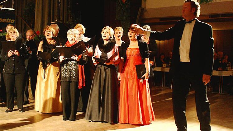 lles schaut und singt, wenn Dirigent Jens Birnbach gestenreich durch das Repertoire führt. Foto: privat