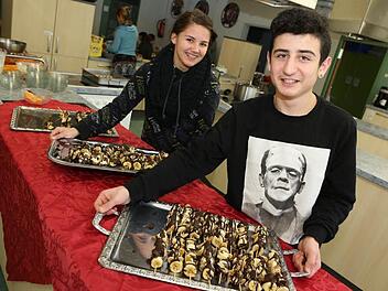 Jaqueline und Muhamed aus der 7. Klasse haben die Schokofrüchte zubereitet.  Foto: Barbara Herbst
