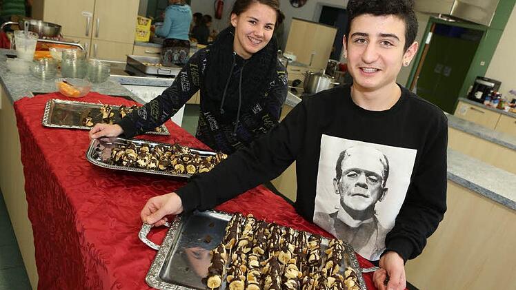 Jaqueline und Muhamed aus der 7. Klasse haben die Schokofrüchte zubereitet.  Foto: Barbara Herbst