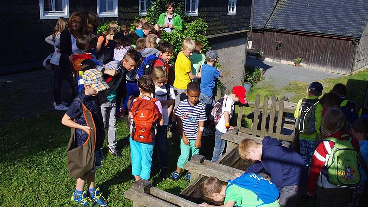 Hausleiter Michael Hennings führte die jungen Gäste durch die Effelter Mühle. Foto: Heike Schülein