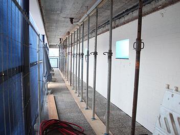 Nein, das ist nicht die Tiefgarage: Auch ein Teil des Betonumgangs um das Springerbecken im Freibad muss abgestützt werden.Foto: Jürgen Gärtner