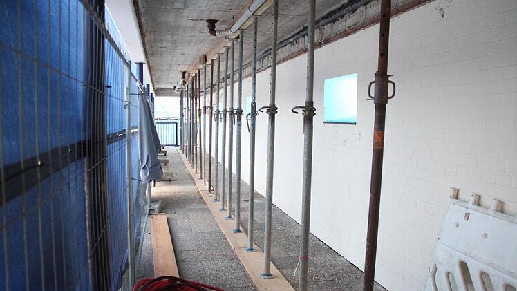 Nein, das ist nicht die Tiefgarage: Auch ein Teil des Betonumgangs um das Springerbecken im Freibad muss abgestützt werden.Foto: Jürgen Gärtner