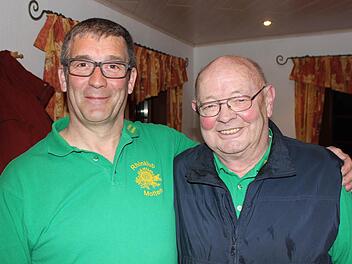 Vorsitzender Georg Schuhmann freut sich mit und über den neuen Ehrenvorsitzender Hans Reinert. Foto: Birgit Will
