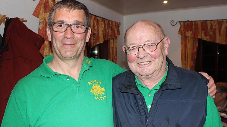 Vorsitzender Georg Schuhmann freut sich mit und über den neuen Ehrenvorsitzender Hans Reinert. Foto: Birgit Will