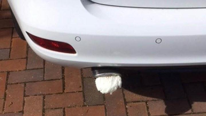 Das kann teuer werden: Der Privatwagen der Familie Busch musste in die Werkstatt - er hatte Bauschaum im Auspuff.