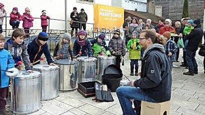 Mit Trommelwirbel wurde der Marktscheck begrüßt. Foto: Elke Pieger