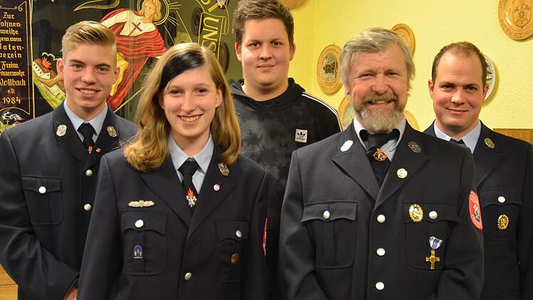 Albin Kessler (zweiter v. r.) wurde nach 43 Jahren in den Ruhestand verabschiedet. Julia Grom zählt nun zum Kreis der Aktiven. Dominik Reichert (rechts) hat die Ausbildung zum Gruppenführer absolviert. Johannes Herold (links) nahm an den Tests zur Jugendflamme Stufe 1 teil. Mirco Meder (hinten Mitte) ist neues Mitglied des Vereins. Foto: Kathrin Kupka-Hahn