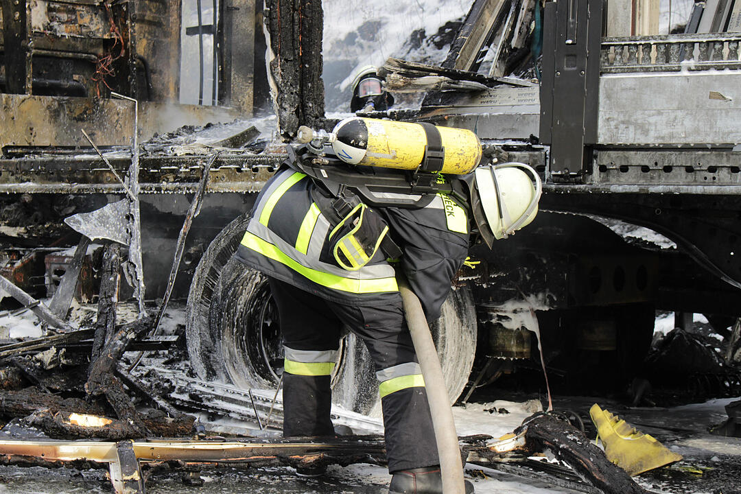 A9 bei Pegnitz: Sattelzug geht in Flammen auf