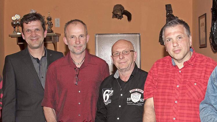 Das Bild zeigt die Geehrten (von links): Konrad Will, Torsten Friedrich, Frank Mahr, Bernd Schneider, Horst Daumann und Ludwig Titius.  Foto: Klaus Gagel