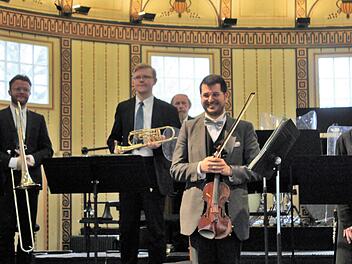 Beifall für die Akademisten und Orchesterchef Burghard Toelke beim Konzert der Staatsbad Philharmonie in Bad Kissingen.Werner Vogel