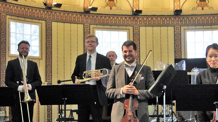 Beifall für die Akademisten und Orchesterchef Burghard Toelke beim Konzert der Staatsbad Philharmonie in Bad Kissingen.Werner Vogel