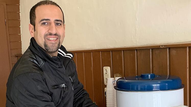 Birol Bulut schenkte im "Goldenen Spieß" Glühwein aus. "Der Ansturm ist nur zwischen 11 und 13 Uhr, danach darf ich nichts mehr verkaufen." Foto: Sonny Adam