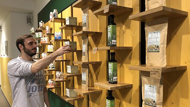 "Cannameleon"-Betreiber Francesco Kracht hat die Regale seines Ladengesch&auml;ftes am Markt l&auml;ngst wieder aufgef&uuml;llt. Gr&uuml;nde f&uuml;r die Razzia Anfang November sieht er bis heute nicht.  Foto: Stefan Sauer