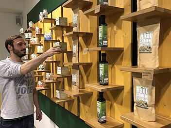 "Cannameleon"-Betreiber Francesco Kracht hat die Regale seines Ladengeschäftes am Markt längst wieder aufgefüllt. Gründe für die Razzia Anfang November sieht er bis heute nicht.  Foto: Stefan Sauer