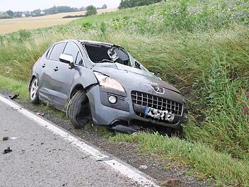 Dieses Bild bot sich Polizei und Einsatzkräften am Donnerstagmorgen auf der Straße zwischen Gauerstadt und Breitenau: Das Unfallfahrzeug stand stark beschädigt im Straßengraben, die Windschutzscheibe war durchbrochen, Fahrzeugteile lagen auf der Fahrbahn.  Foto: Michael Stelzner