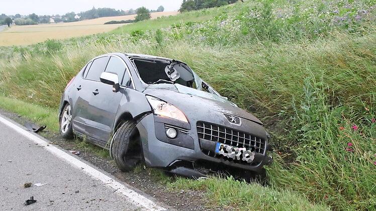 Dieses Bild bot sich Polizei und Einsatzkräften am Donnerstagmorgen auf der Straße zwischen Gauerstadt und Breitenau: Das Unfallfahrzeug stand stark beschädigt im Straßengraben, die Windschutzscheibe war durchbrochen, Fahrzeugteile lagen auf der Fahrbahn.  Foto: Michael Stelzner