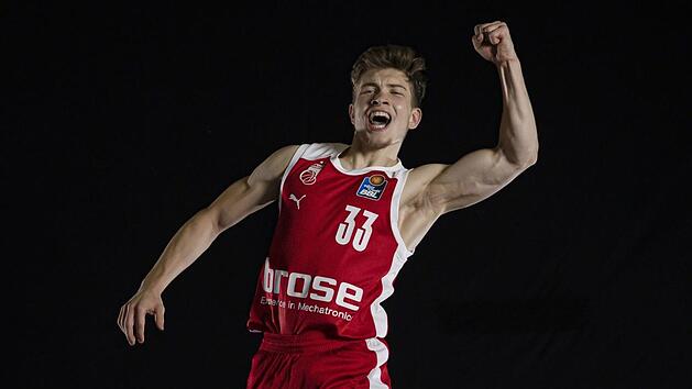 Voller Energie und in Jubellaune: So wollen die Bamberger Fans Neuzugang Bennet Hundt auch in den n&auml;chsten Monaten auf dem Parkett der Brose-Arena sehen.  Foto: Daniel L&ouml;b