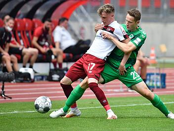 Stabil unterwegs und alles im Griff? Paul Jaeckel (rechts) und Fürth spielen eine starke Saison. Im Derby sollen Robin Hack (links) und der Club in Schach gehalten werden.  Sportfoto Zink