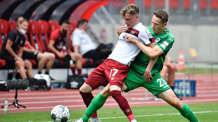 Stabil unterwegs und alles im Griff? Paul Jaeckel (rechts) und Fürth spielen eine starke Saison. Im Derby sollen Robin Hack (links) und der Club in Schach gehalten werden.  Sportfoto Zink