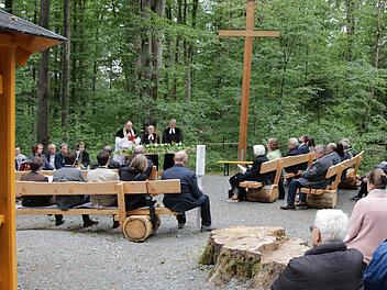 Hinterbliebenen und zufälligen Besuchern "Erinnerungsorte geben" will der neue Naturfriedhof, der bewusst auf anonyme Bestattungen verzichtet.