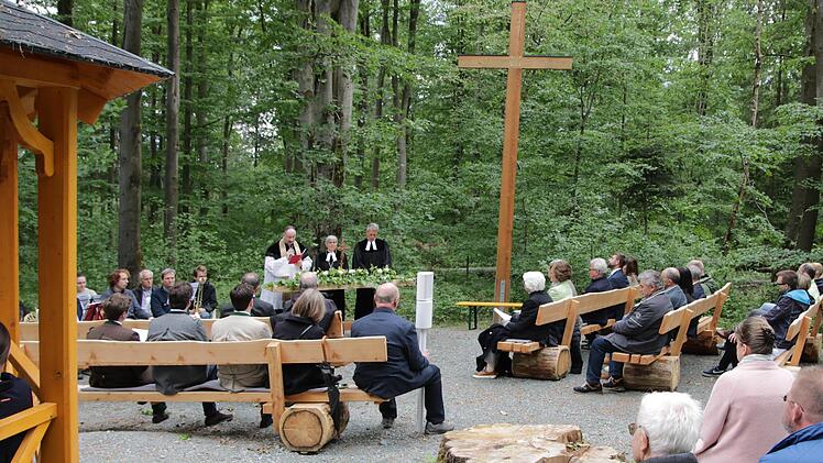 Hinterbliebenen und zufälligen Besuchern "Erinnerungsorte geben" will der neue Naturfriedhof, der bewusst auf anonyme Bestattungen verzichtet.