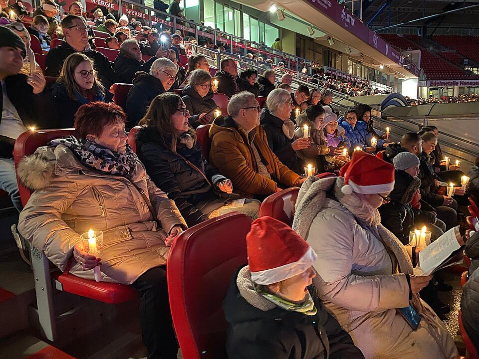 Endlich wieder: Impressionen vom Große Nürnberger Adventssingen 2022 im Max-Morlock-Stadion
