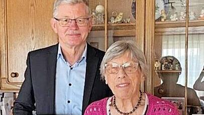 Dorothea Geisler feierte ihren 90. Geburtstag, zu dem B&uuml;rgermeister Wolfgang M&ouml;hrlein die Gl&uuml;ckw&uuml;nsche der Gemeinde &uuml;berbrachte.