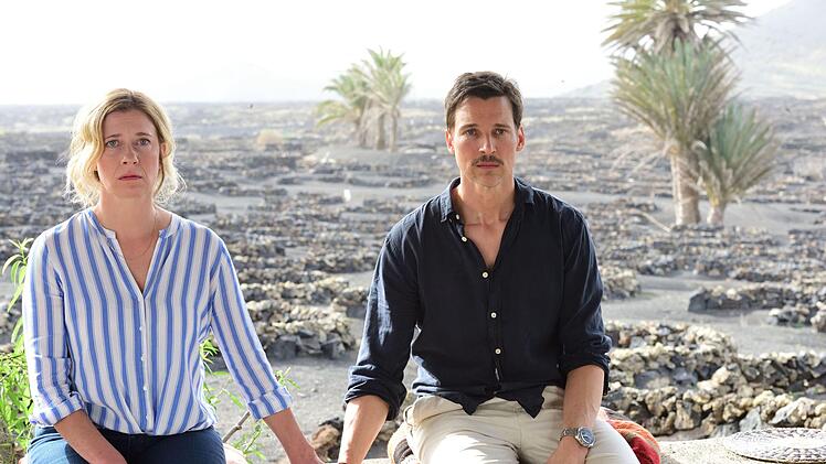 Elisabeth (Caroline Peters) und Thomas (Florian David Fitz) können es nicht glauben: Mutter Dorothea hat nicht nur ihren ehemaligen Pflegesohn René geheiratet, das Paar möchte nun auch noch per Leihmutter ein gemeinsames Kind.