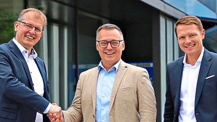Besiegelt haben (von links) Oberb&uuml;rgermeister Ralf Hartnack, B&uuml;rgermeister Rainer Strobel und Stadtwerke-Leiter Christof Lange die Partnerschaft zwischen Neudrossenfeld und den Stadtwerken Kulmbach.Stadtwerke Kulmbach