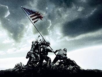Flags of Our Fathers Clint Eastwood verfilmte mit aller Härte die Geschichte des wohl berühmtesten Fotos des Zweiten Weltkriegs: Vor 20 Jahren kam "Flags of Our Fathers" ins Kino.