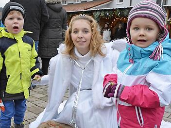 Die 18-jährige Desiree Büschel war besonders bei den kleineren Kindern gefragt. Foto: Gerhard Schmidt