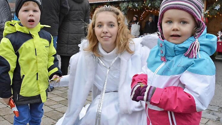 Die 18-jährige Desiree Büschel war besonders bei den kleineren Kindern gefragt. Foto: Gerhard Schmidt