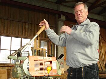Bernhard Weigand bedient den Zapfenschneider in der Werkstatt. Foto: Heike Beudert