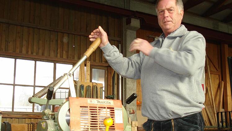 Bernhard Weigand bedient den Zapfenschneider in der Werkstatt. Foto: Heike Beudert