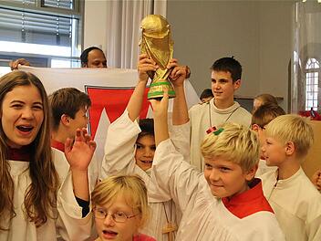 Die Gruppe mit der Franken-Fahne holte den Pokal bei der Mini-WM. Fotos: Gerd Schaar