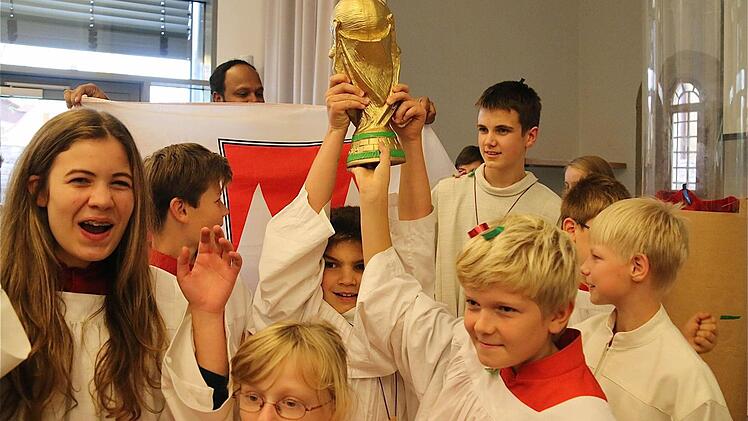 Die Gruppe mit der Franken-Fahne holte den Pokal bei der Mini-WM. Fotos: Gerd Schaar