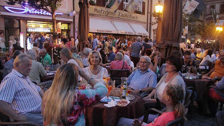 Draußen sitzen am Marktplatz - die Kulmbacher genießen die italienische Nacht. Foto: Sonja Adam