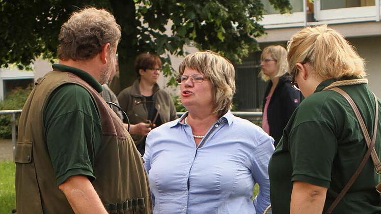Vorsitzende Marica Schumacher (Mitte) gibt Tipps für Hundeführer.
