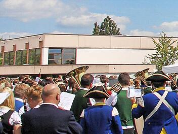 Die Rannunger Mehrzweckhalle muss dringend saniert werden. Das Flachdach ist nach 42 Jahren nicht mehr dicht. Der Gemeinderat beschloss in seiner jüngsten Sitzung, dass ein Gesamtkonzept für die Sanierung erstellt werden soll. Unser Bild entstand beim Fest zum 40jährigen Bestehen des Musikvereins.  Foto: Dieter Britz