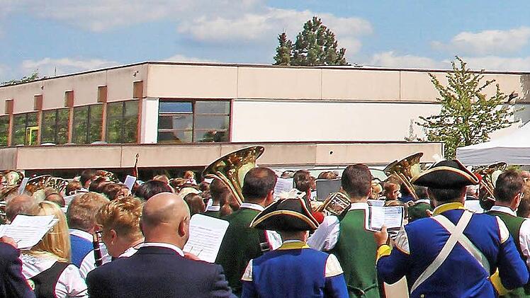 Die Rannunger Mehrzweckhalle muss dringend saniert werden. Das Flachdach ist nach 42 Jahren nicht mehr dicht. Der Gemeinderat beschloss in seiner jüngsten Sitzung, dass ein Gesamtkonzept für die Sanierung erstellt werden soll. Unser Bild entstand beim Fest zum 40jährigen Bestehen des Musikvereins.  Foto: Dieter Britz