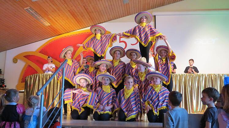 "Fiesta Mexicana" mit den Tanzmäusen aus Aura  Foto: Doris Bauer