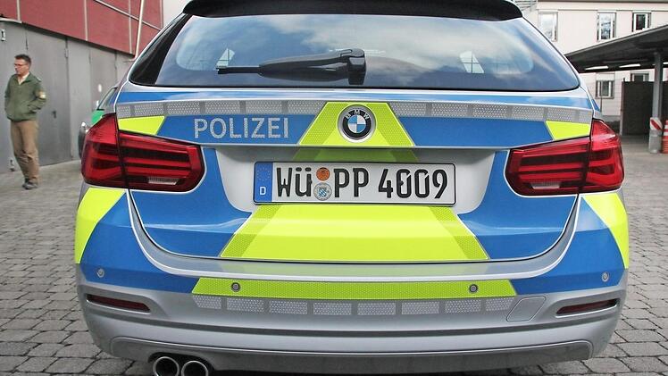 Heckansicht des 320er BMW der Haßfurter Polizei, die den Wagen seit Ende 2016 im Fuhrpark hat. Links: Hauptkommissar Stefan Scherrer