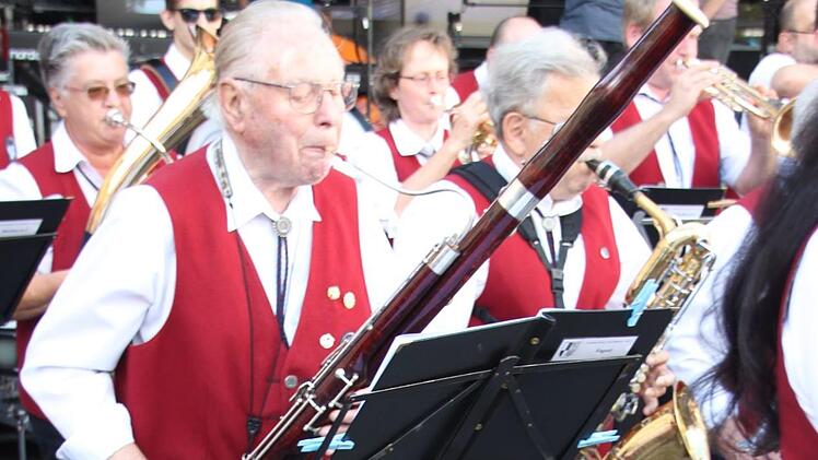 Die Stadtkapelle spielte mit großer Instrumentenvielfalt auf.  Foto: Andreas Schmitt