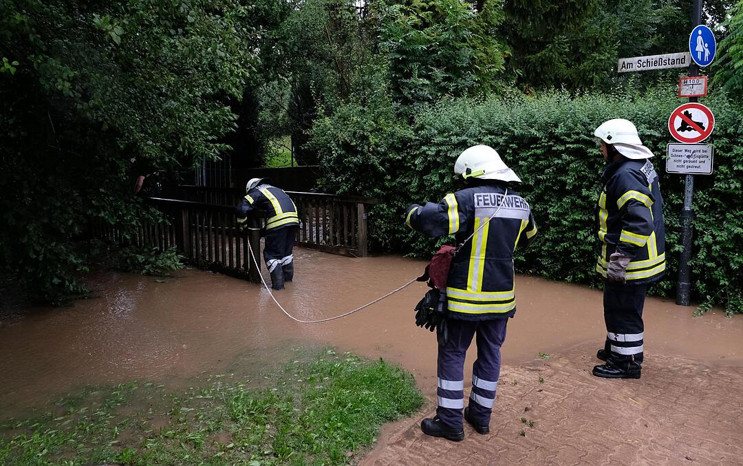 Dauerregen über Deutschland: Rettungskräfte kämpfen mit Regenmassen