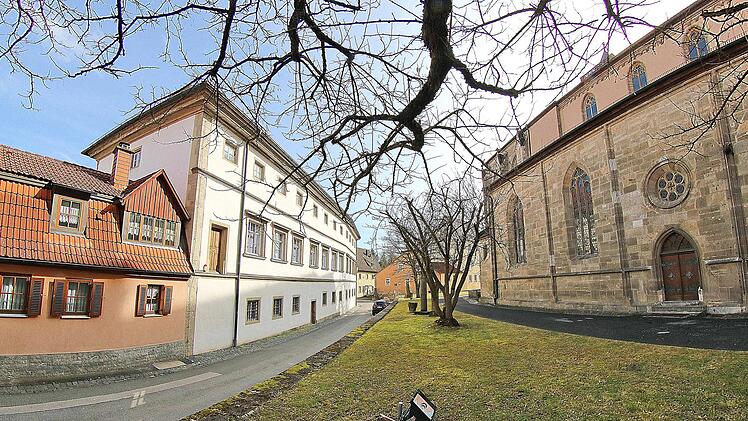 Der Grünstreifen zwischen der Schwesterngasse und der Pfarrkirche könnte ein neues Betätigungsfeld des Agenda-Arbeitskreises werden, wurde in der jüngsten Versammlung von Sprecher Werner Beck vorgeschlagen.  Dieter Britz