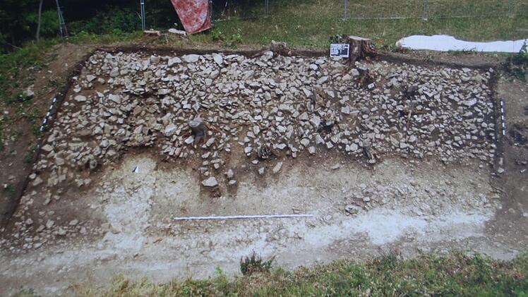 Akribisch haben die Archäologen die obersten Vegetations- und Humusschichten abgetragen.Landratsamt