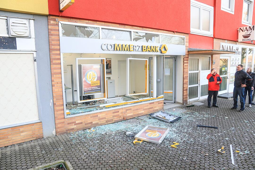 Geldautomat gesprengt: Großfahndung nach geflüchteten Tätern